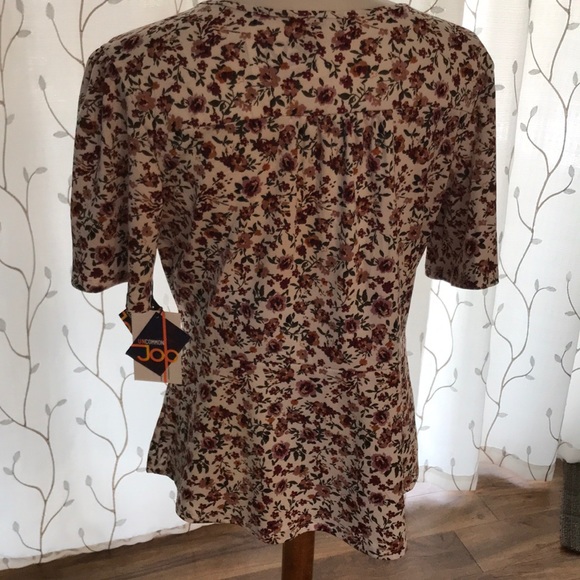 NWT Floral Blouse with Flowy Sleeves - Picture 4 of 4